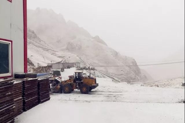 人間四月芳菲盡，山中春雪還復(fù)來(lái)