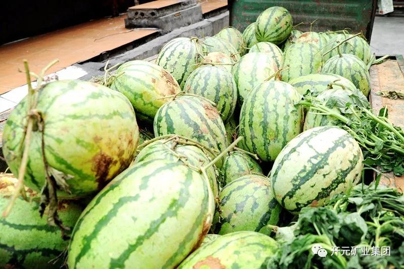 買下一整車西瓜，讓瓜農(nóng)早點(diǎn)回家